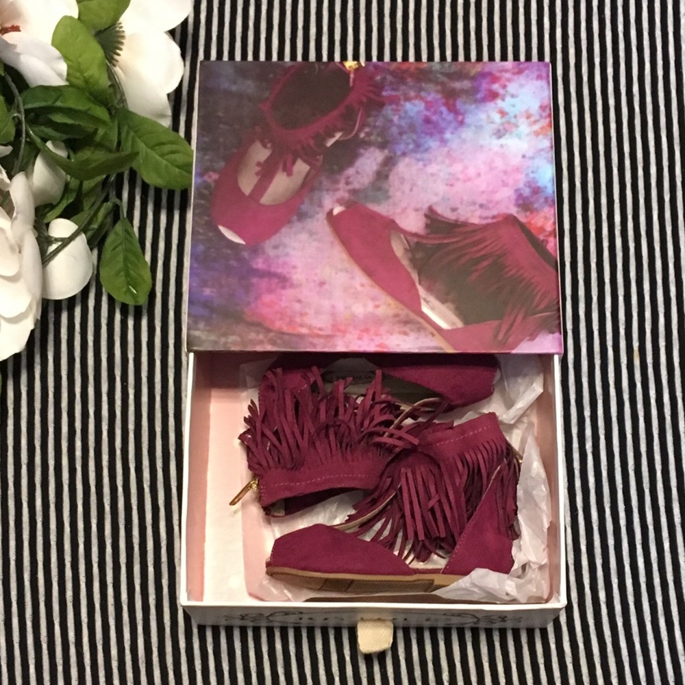 NWOT Joy Folie Fringe Sandals - Picture 2 of 8